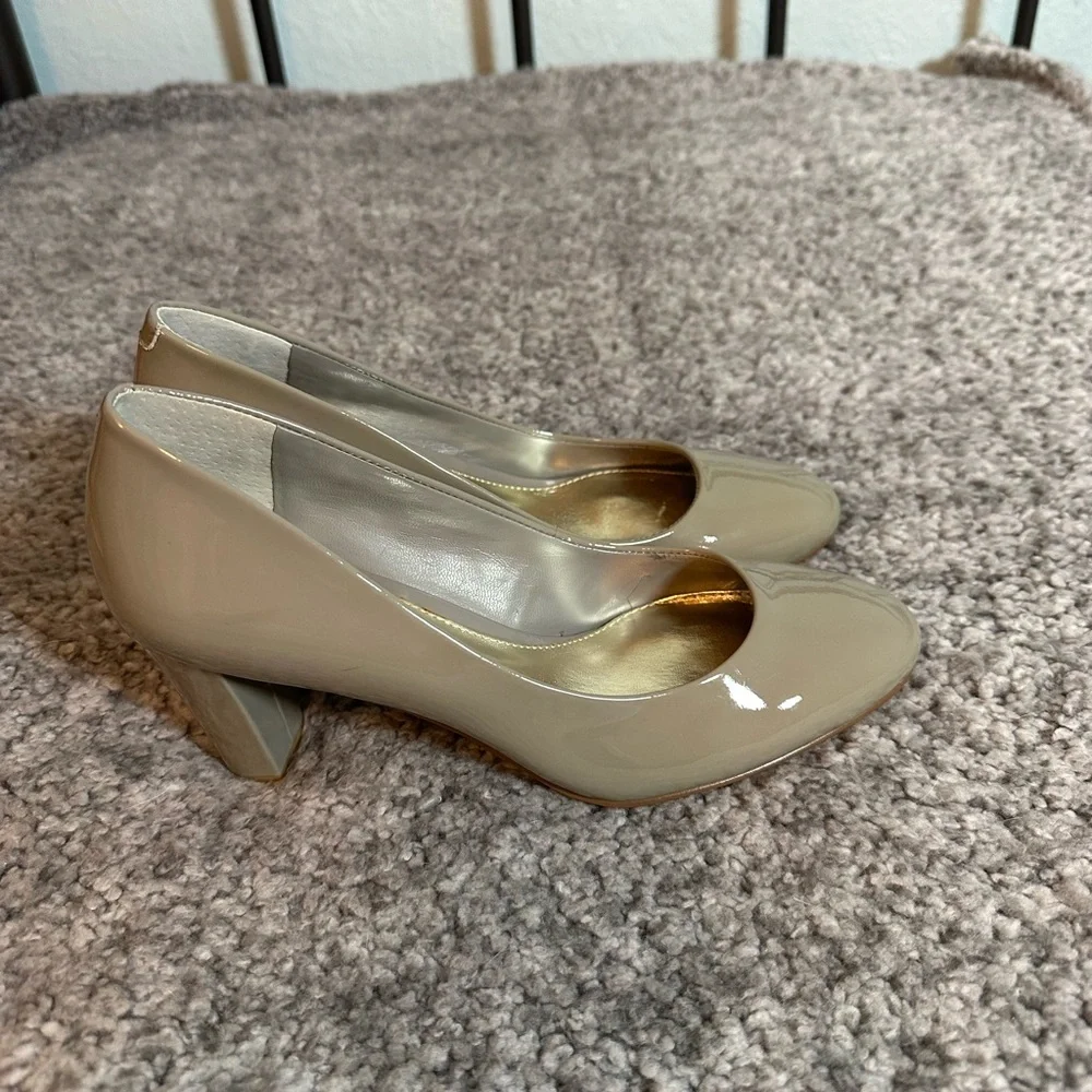 Lauren Ralph Lauren Beige Patent Leather Pumps Size 6 - Picture 2 of 10